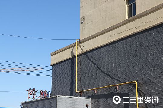 危险！!!公主岭银河佳苑小区天然气管道竟被电线缠绕