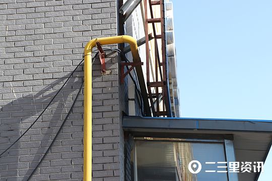 危险！!!公主岭银河佳苑小区天然气管道竟被电线缠绕