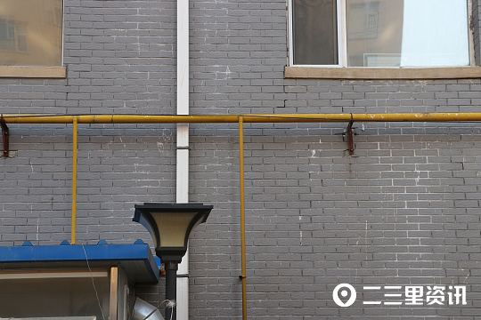 危险!!!公主岭银河佳苑小区天然气管道竟被电线缠绕