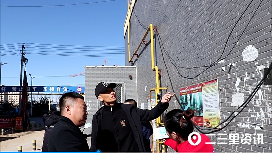 危险!!!公主岭银河佳苑小区天然气管道竟被电线缠绕