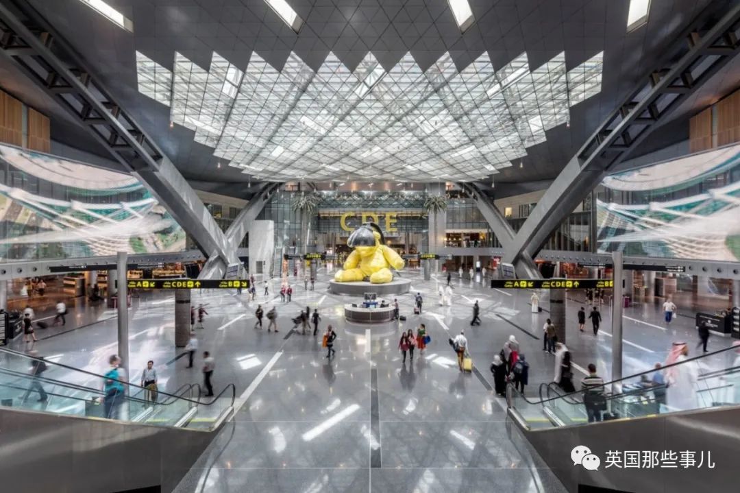 公厕惊现弃婴,机场强迫所有女乘客*光脱**接受侵入式检查,看是谁生的