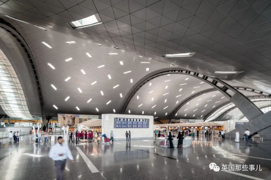 公厕惊现弃婴,机场强迫所有女乘客*光脱**接受侵入式检查,看是谁生的