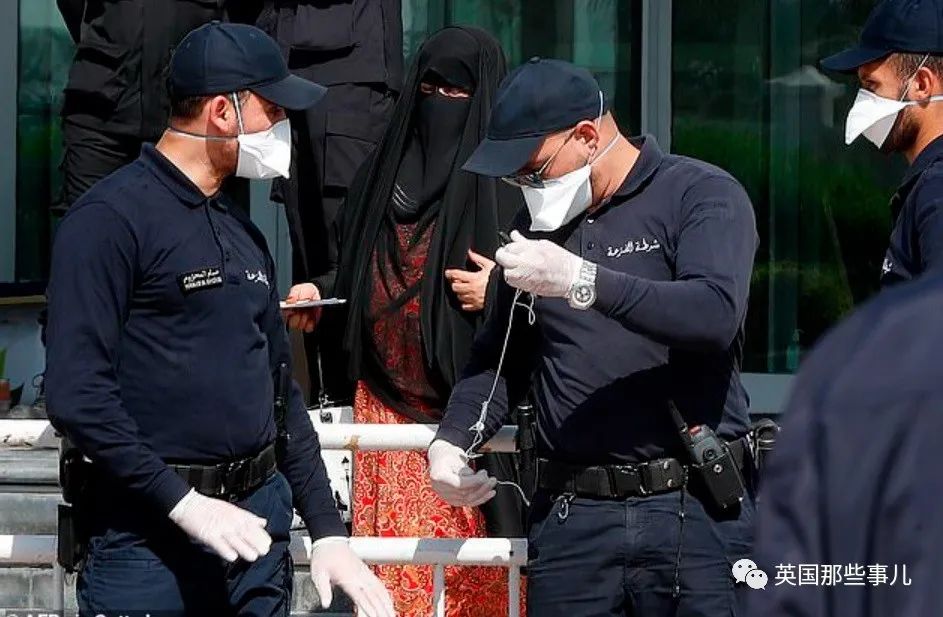 公厕惊现弃婴,机场强迫所有女乘客*光脱**接受侵入式检查,看是谁生的