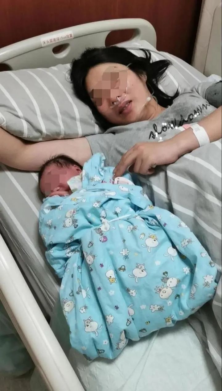 【幸运】没到预产期，二胎妈妈一大早肚子痛！刚进医院，就在门诊直接生了……