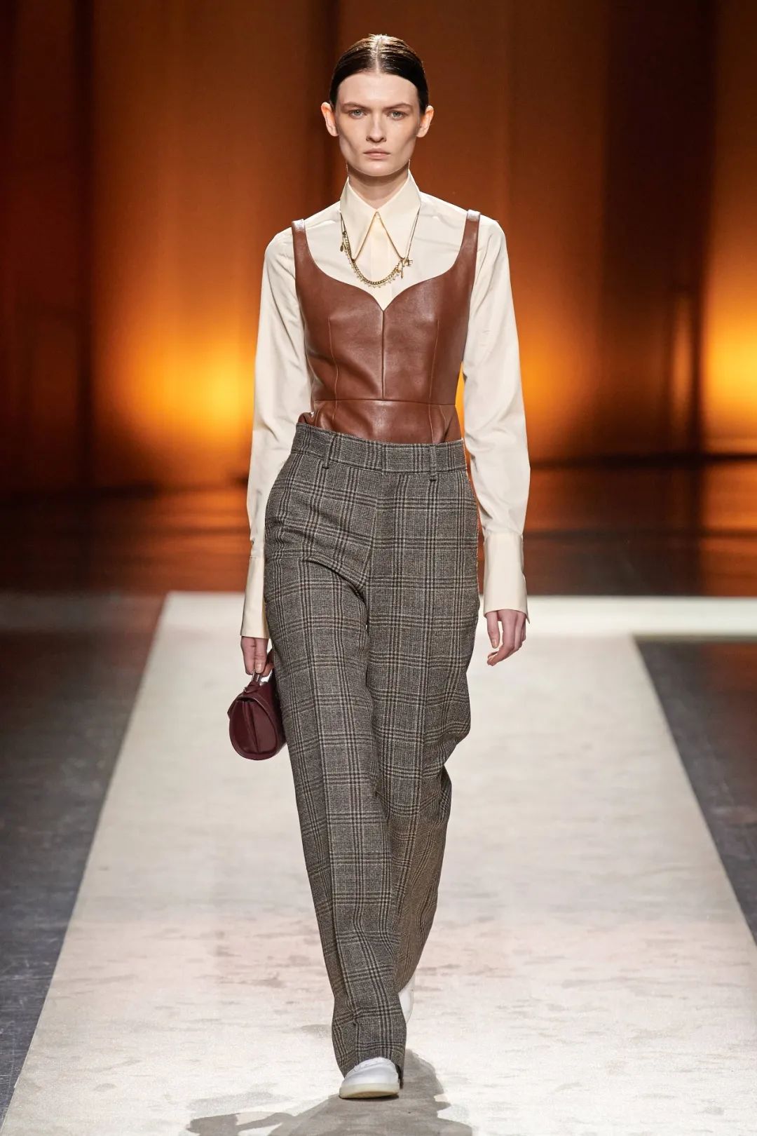 刘诗诗最近穿的皮衣变装,刘诗诗机车皮衣穿搭