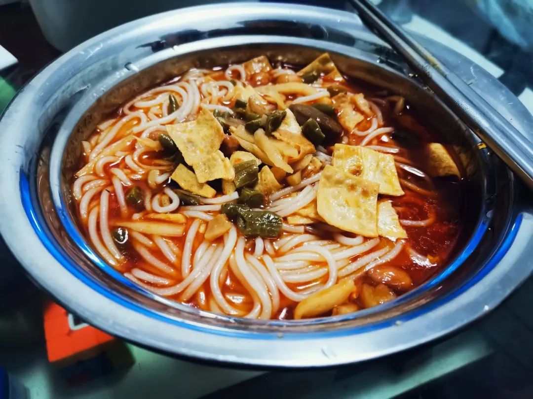 柳州螺蛳粉最正宗的地方在哪里,带你参观地道的柳州螺蛳粉店