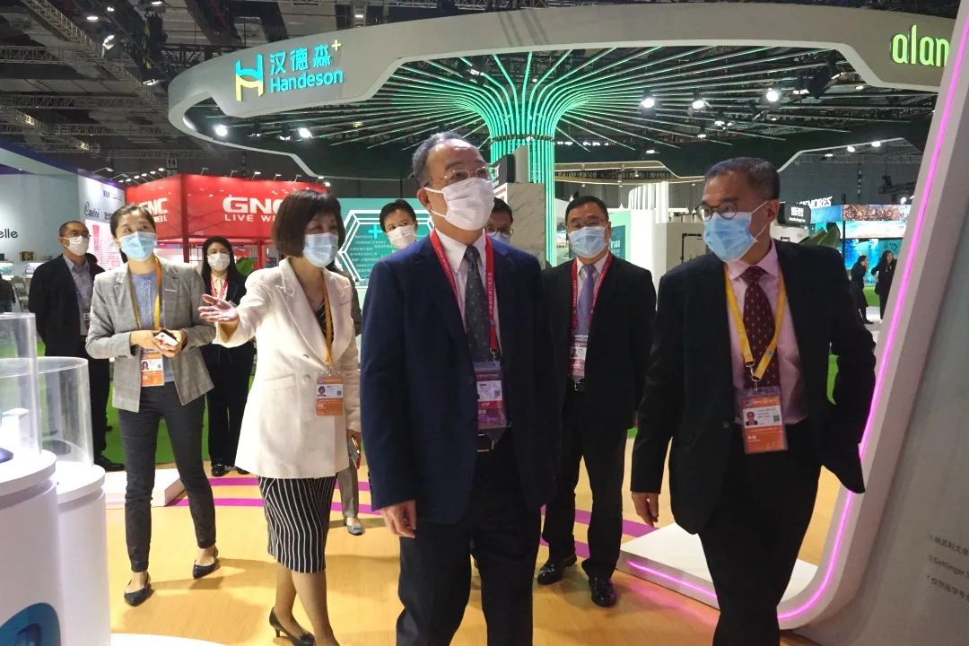 参展闵行企业有啥亮点?跟着区领导逛进博就知道了