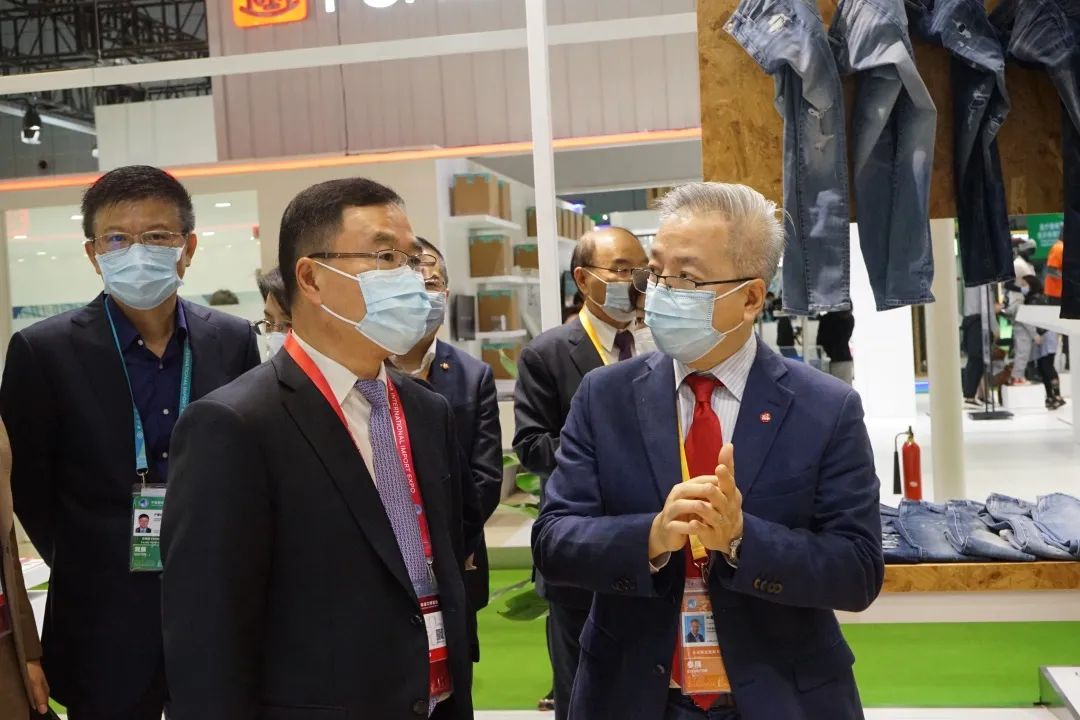 参展闵行企业有啥亮点?跟着区领导逛进博就知道了