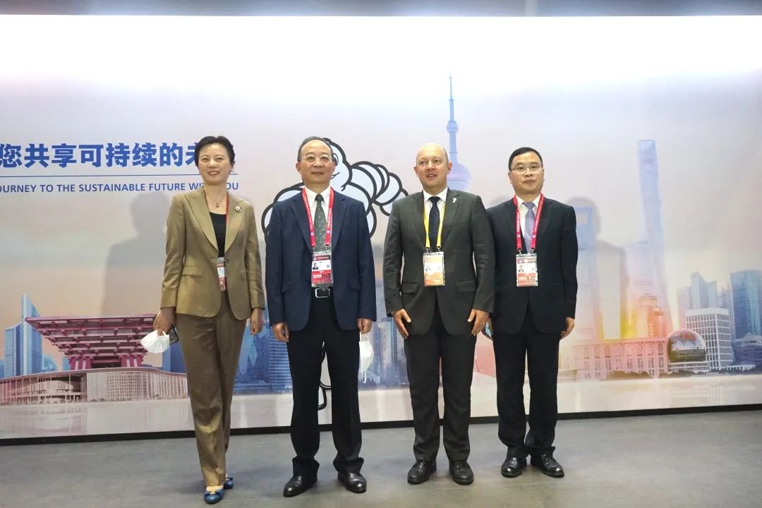 参展闵行企业有啥亮点?跟着区领导逛进博就知道了