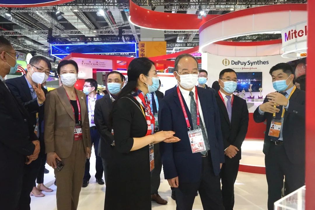 参展闵行企业有啥亮点?跟着区领导逛进博就知道了