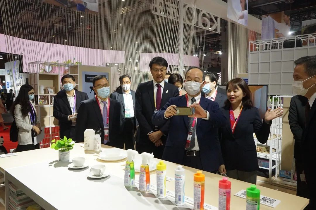 参展闵行企业有啥亮点?跟着区领导逛进博就知道了