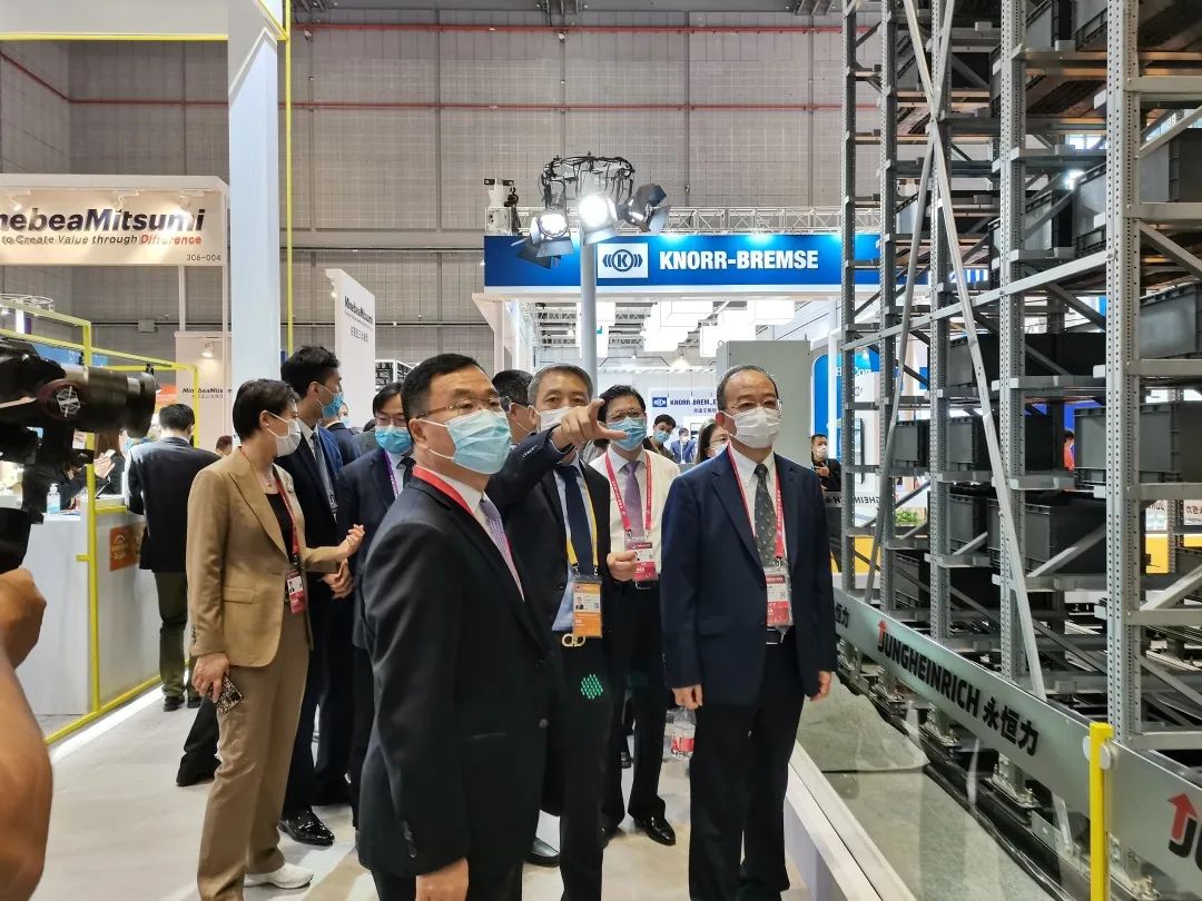 参展闵行企业有啥亮点?跟着区领导逛进博就知道了