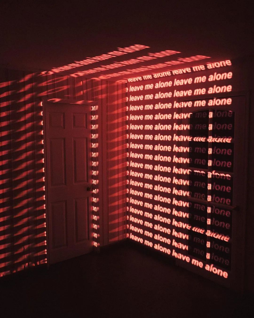 白底上面有emo字母的壁纸,全是各种字体的壁纸