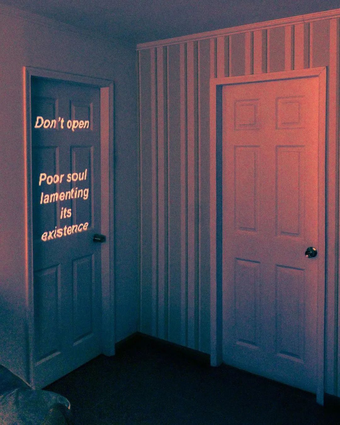 白底上面有emo字母的壁纸,全是各种字体的壁纸