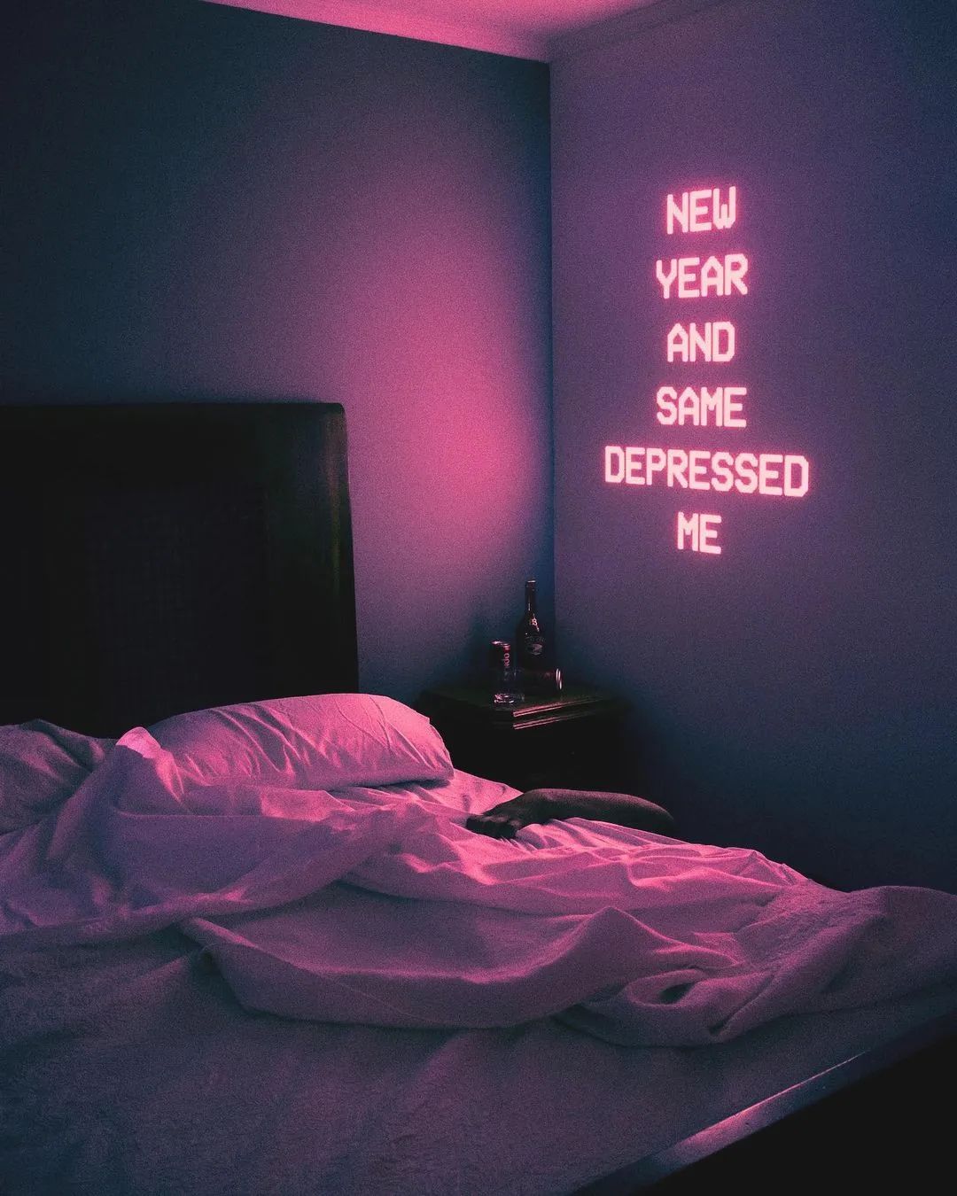 白底上面有emo字母的壁纸,全是各种字体的壁纸