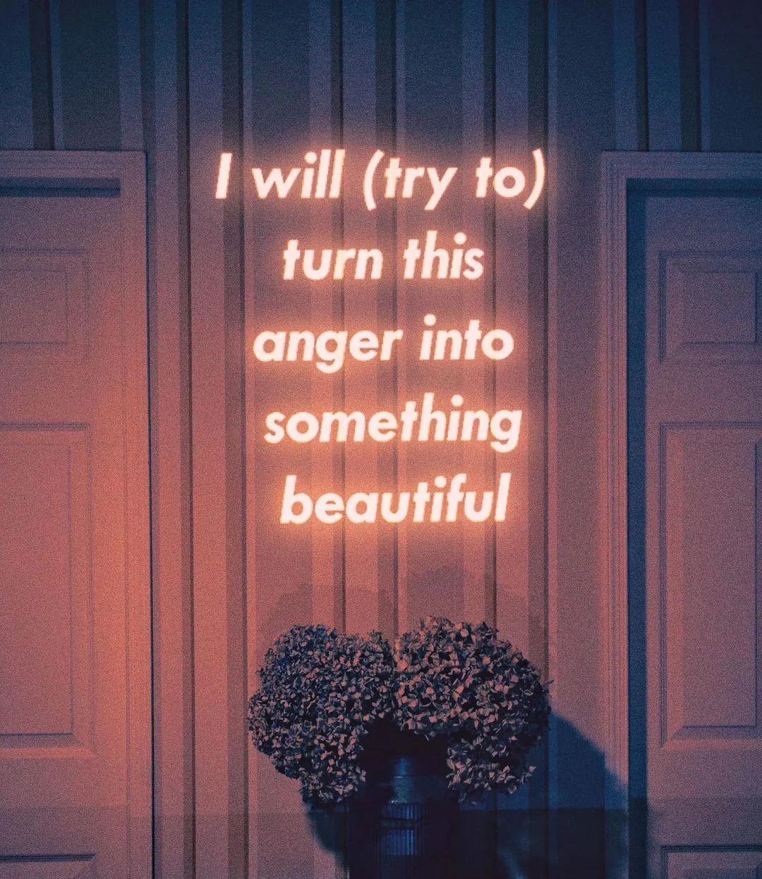 白底上面有emo字母的壁纸,全是各种字体的壁纸