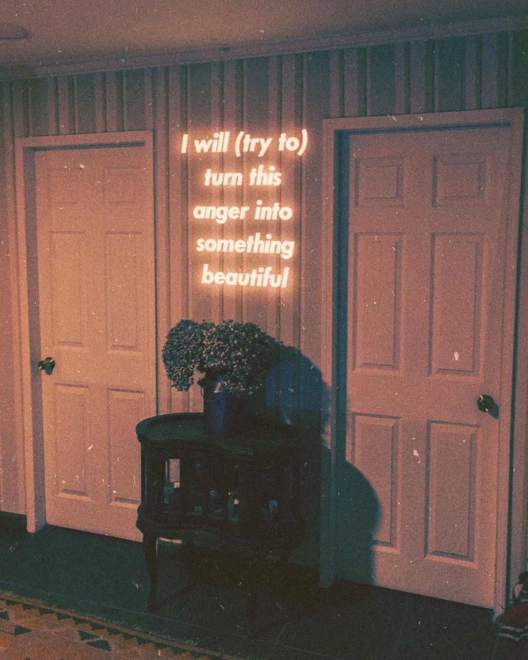 白底上面有emo字母的壁纸,全是各种字体的壁纸