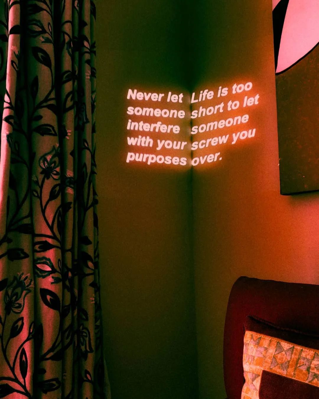 白底上面有emo字母的壁纸,全是各种字体的壁纸