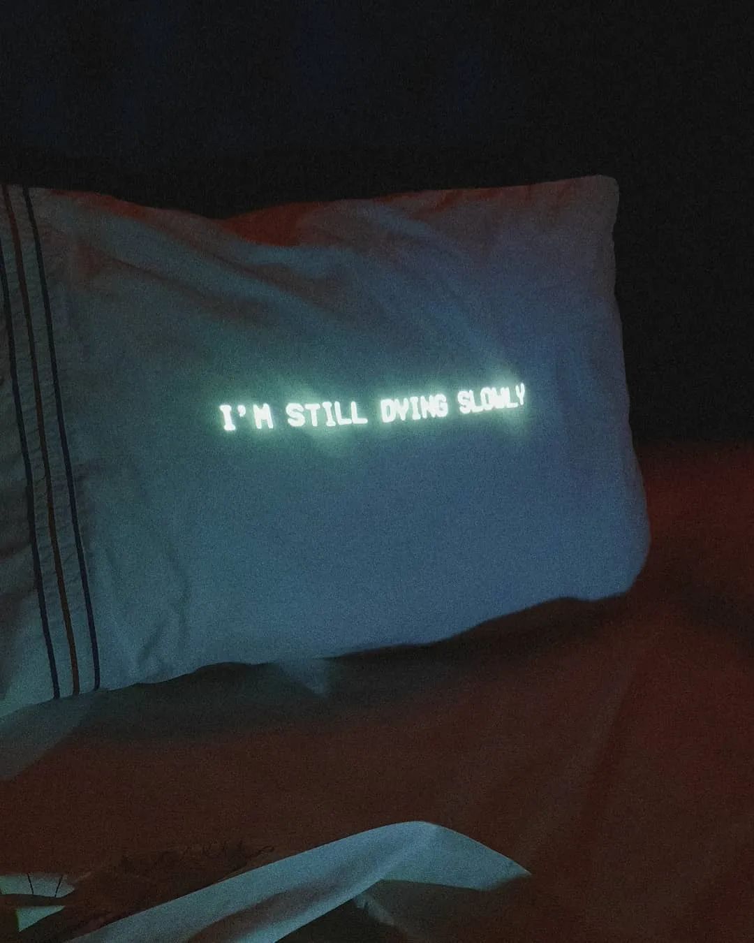 白底上面有emo字母的壁纸,全是各种字体的壁纸