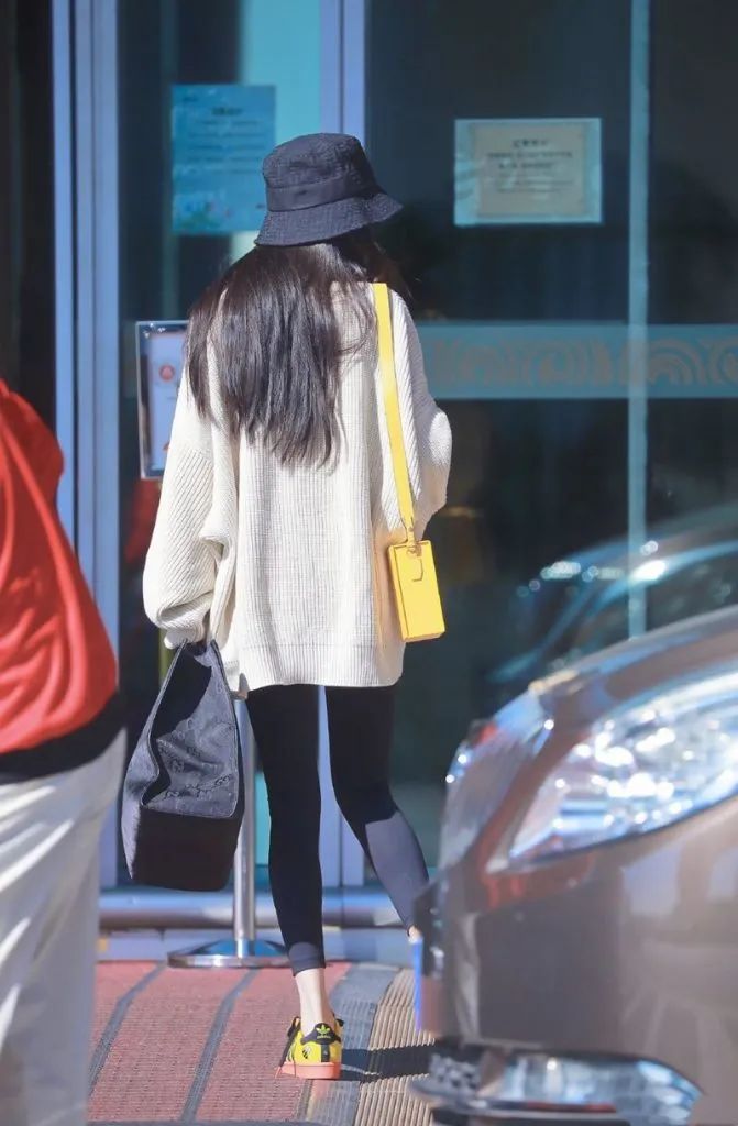 杨幂和杨颖的同款鞋,杨幂和baby同款鞋