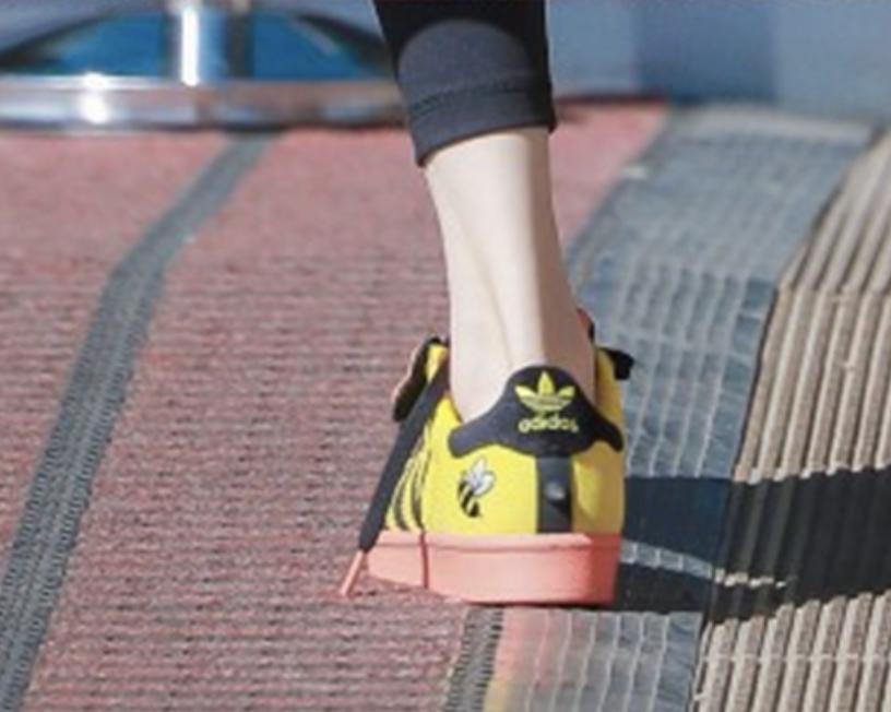 杨幂和杨颖的同款鞋,杨幂和baby同款鞋