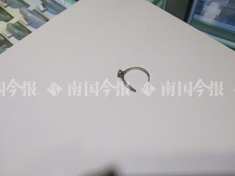 什么？柳州妹子花4000多元买了个钻戒，却被俩小伙剪断了