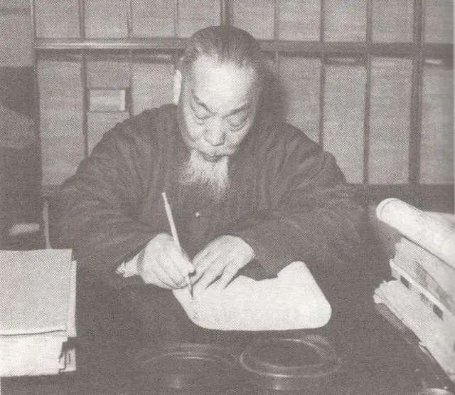 被毛*东泽**称为“国宝”!140年,这位史学宗师的名字依旧闪耀!