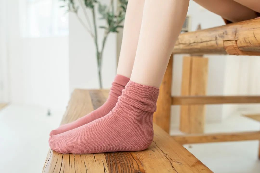 踩在脚下的暖宝宝？穿上1秒暖5℃的雪地袜，循环锁温，透气不臭脚