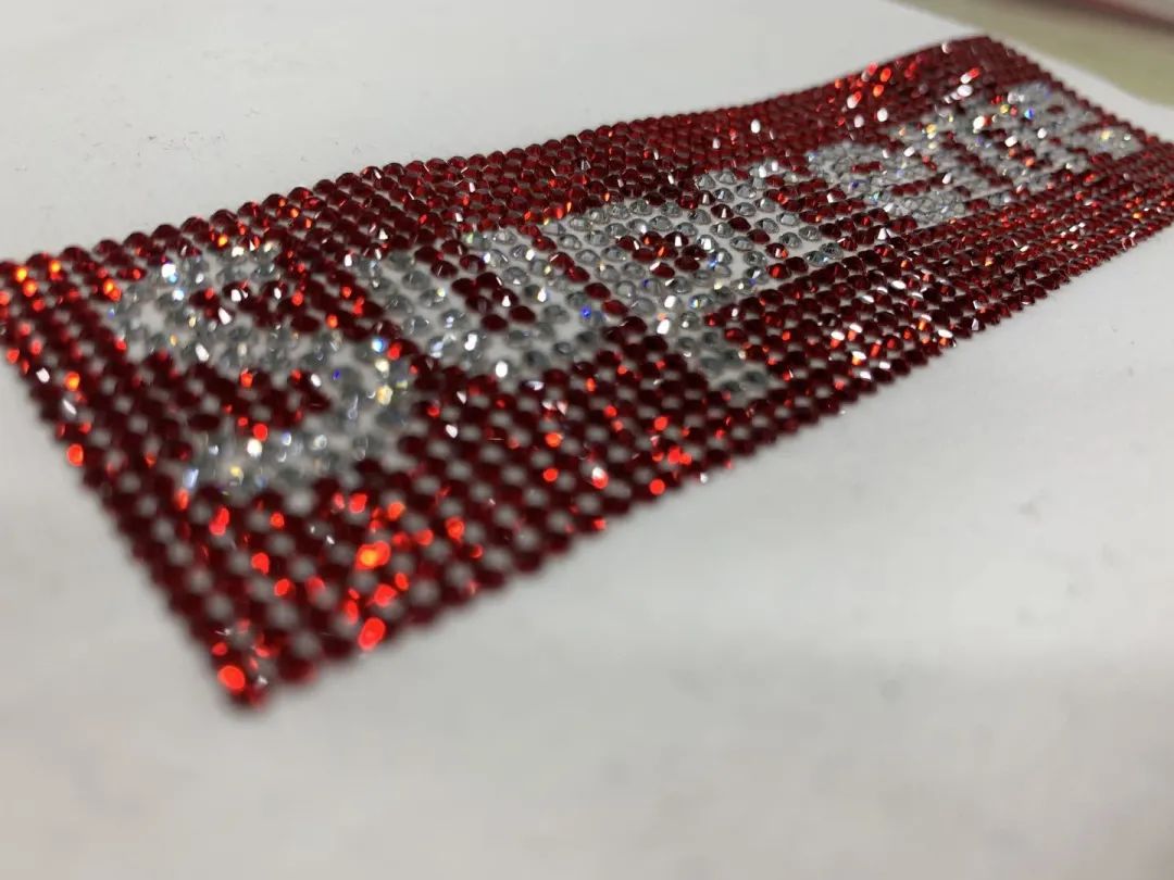 鉴别衣服是不是正品,看标辨别衣服正反面