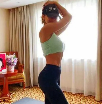 48岁的李玟有多迷人,47岁李玟晒素颜照