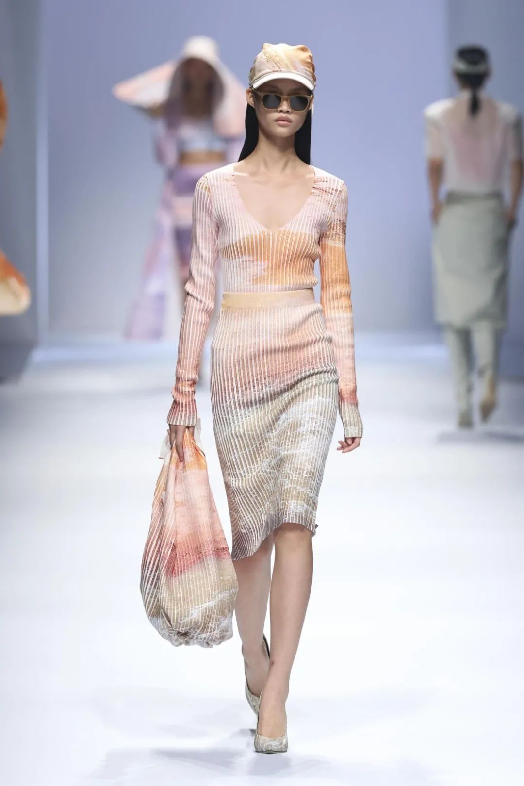 2023秋冬上海时装周秀场设计,2020春夏上海时装周展会分析