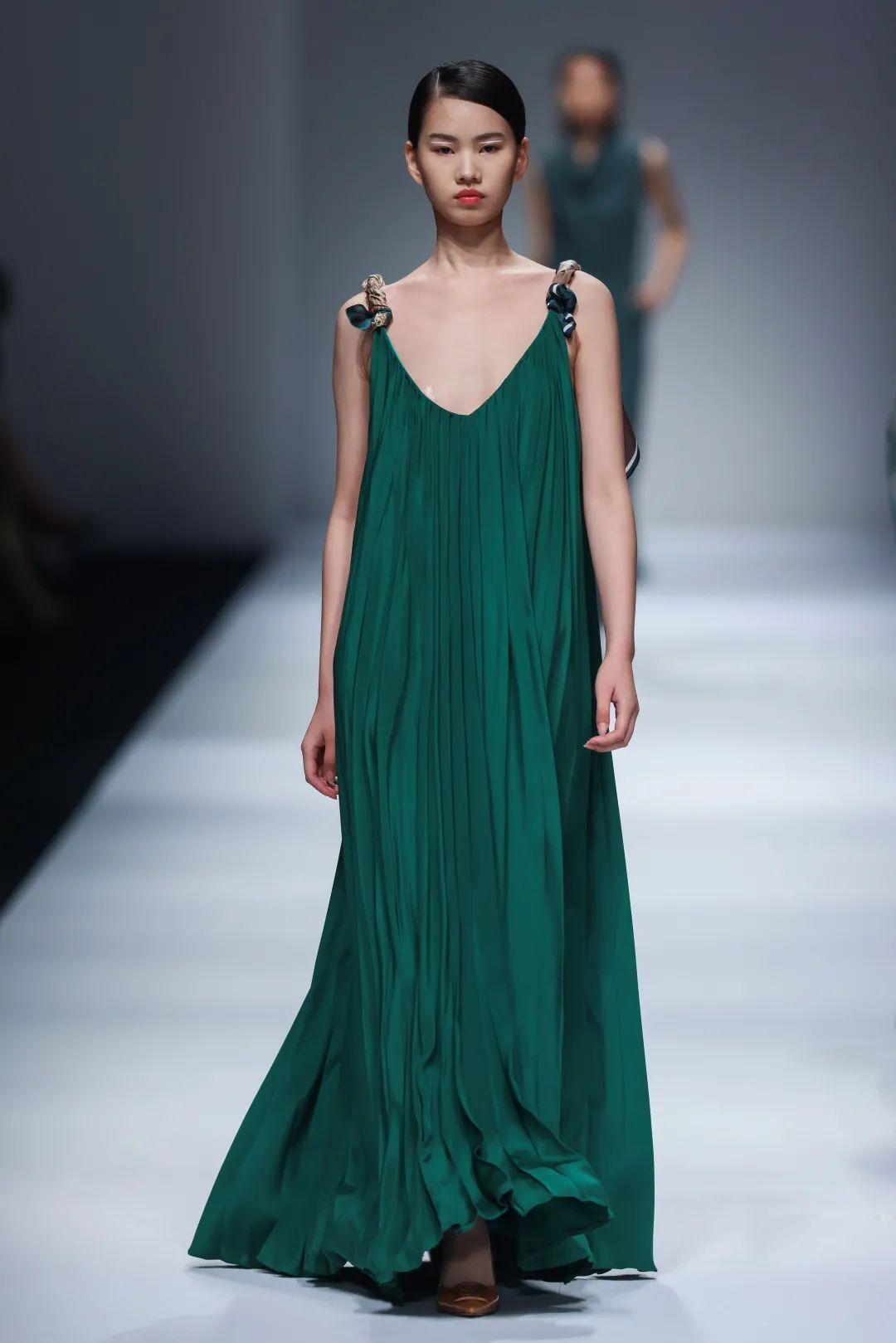 2023秋冬上海时装周秀场设计,2020春夏上海时装周展会分析