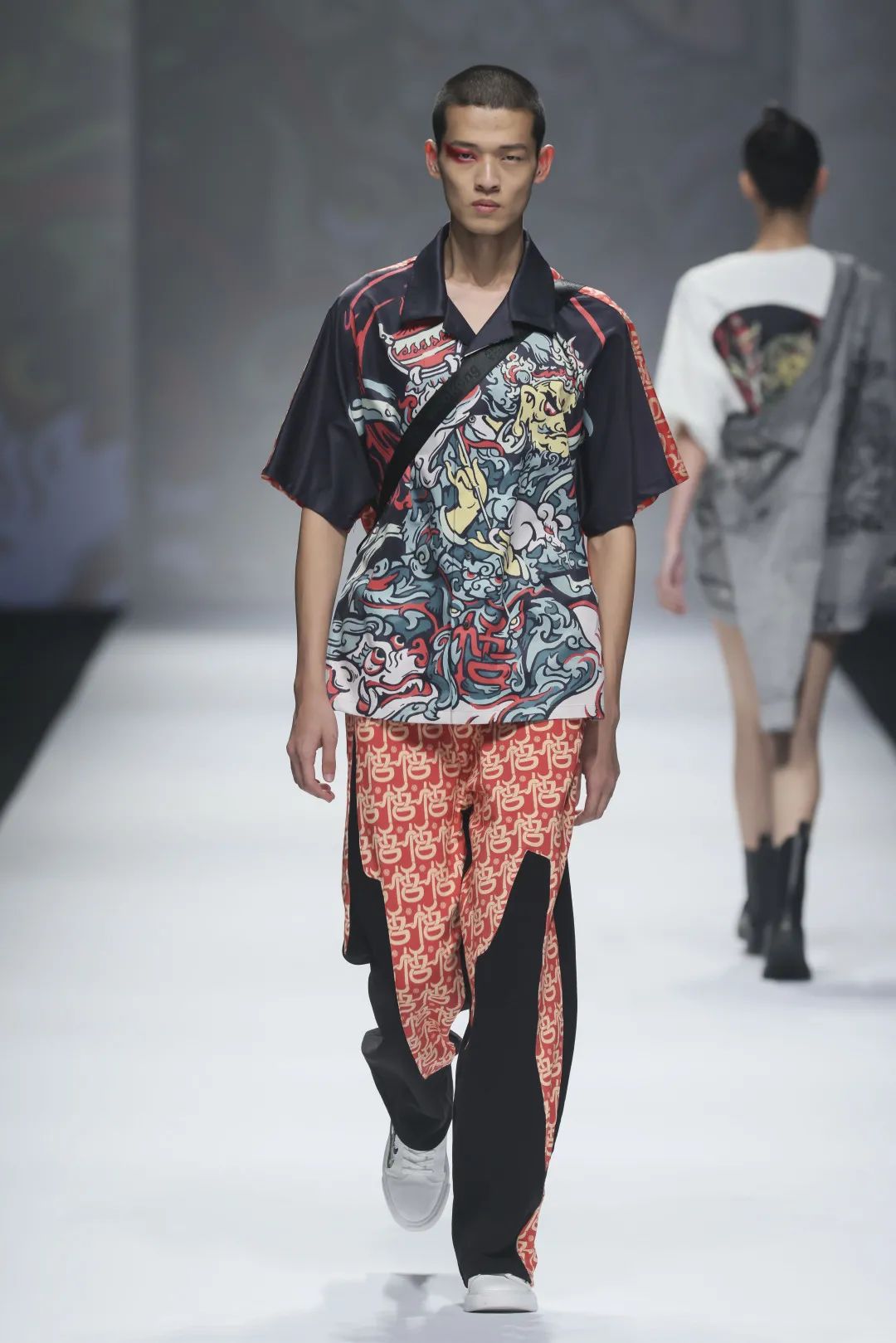 2023秋冬上海时装周秀场设计,2020春夏上海时装周展会分析