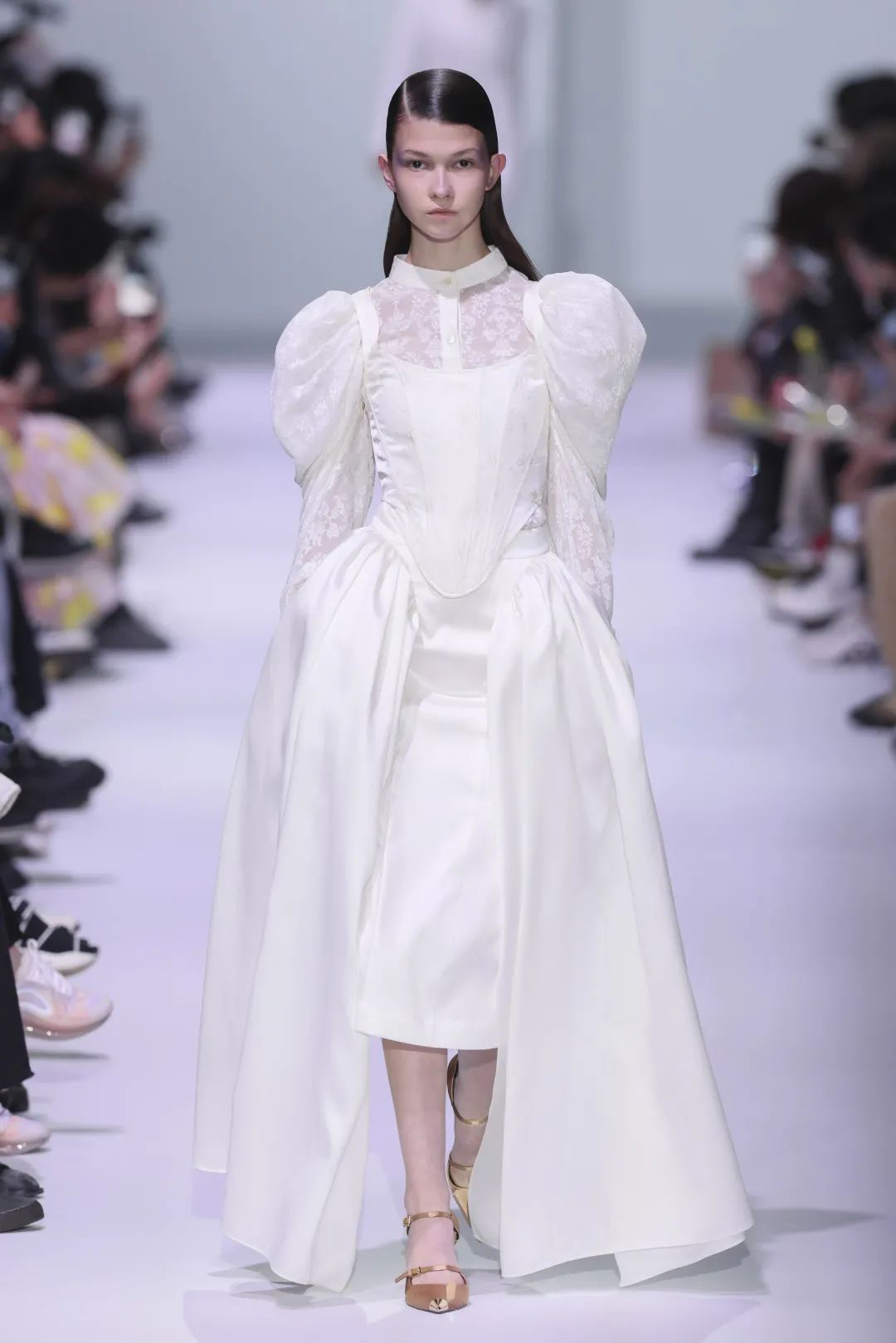 2023秋冬上海时装周秀场设计,2020春夏上海时装周展会分析