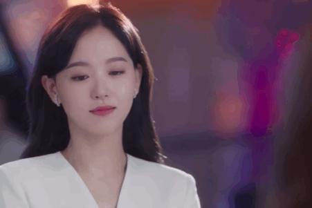 美女背爱马仕包,贫民窟女孩背的包