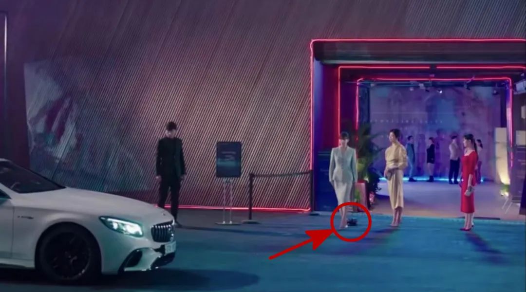 美女背爱马仕包,贫民窟女孩背的包