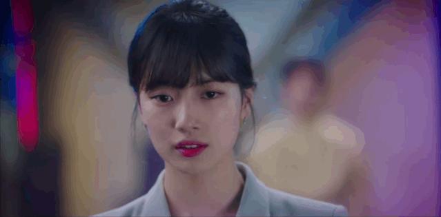 美女背爱马仕包,贫民窟女孩背的包