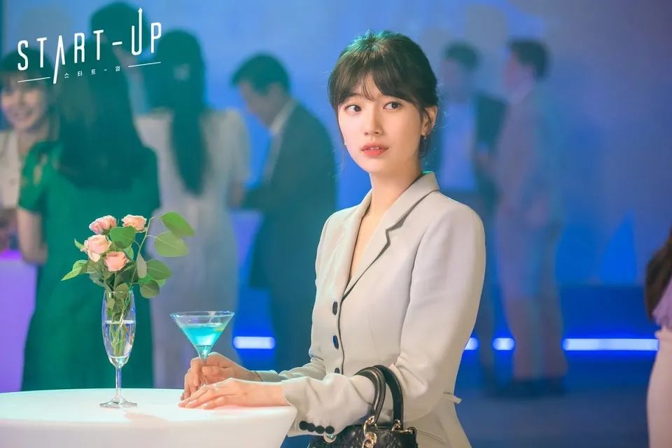 美女背爱马仕包,贫民窟女孩背的包