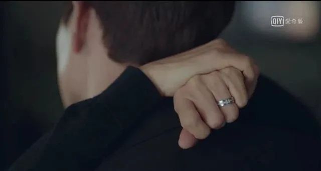 美女背爱马仕包,贫民窟女孩背的包