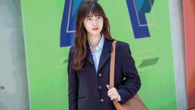 美女背爱马仕包,贫民窟女孩背的包