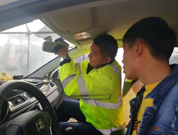 坚硬的公路温暖的足迹——陈彦良在当地人眼中成了ETC安装“推销员”