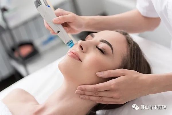 冬天干敏肌肤泛红怎么修复,秋冬季皮肤敏感泛红怎么护理