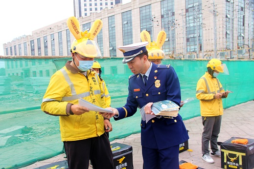 海丰外卖小哥兼职疫情防控宣传员,外卖小哥志愿者