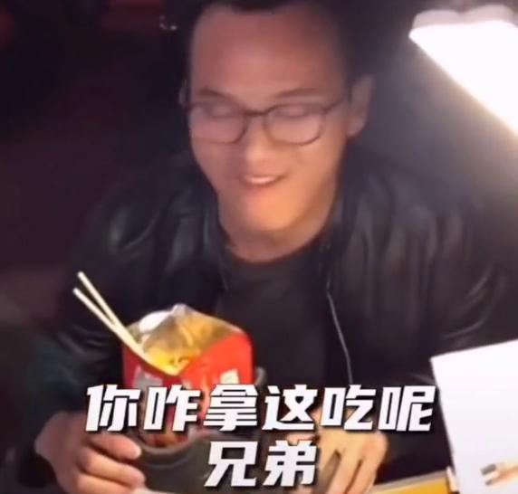 贴膜小哥用鞋当碗泡方便面,贴膜小哥用鞋子当碗泡方便面