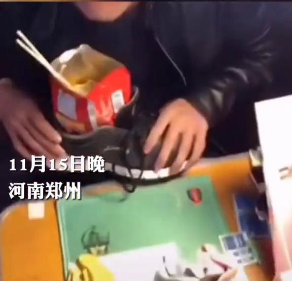 贴膜小哥用鞋当碗泡方便面,贴膜小哥用鞋子当碗泡方便面