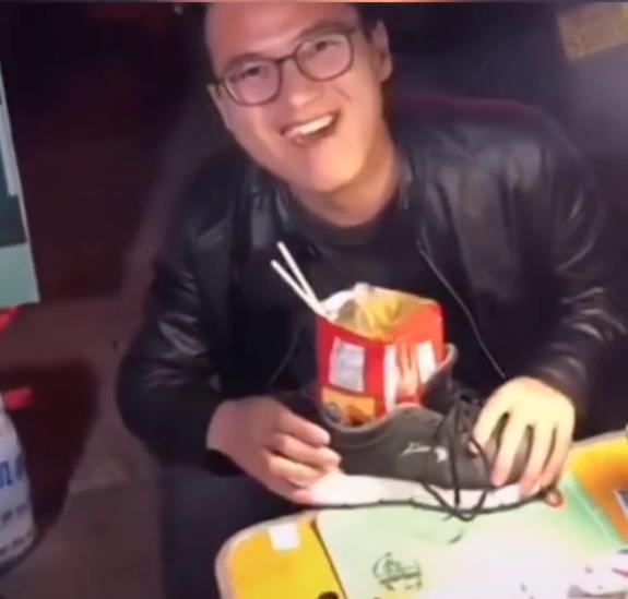 贴膜小哥用鞋当碗泡方便面,贴膜小哥用鞋子当碗泡方便面