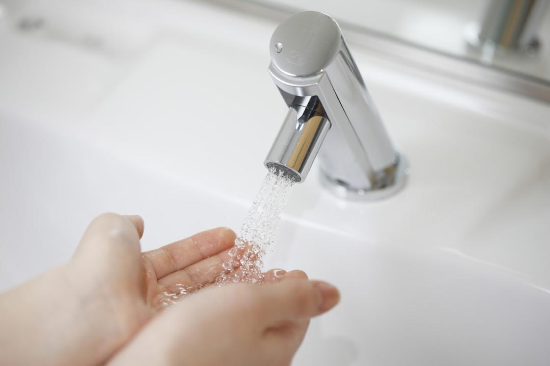 洗手久了手会变白变皱,洗手太勤导致手起皮