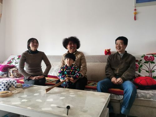 人大代表薛爱琴：帮卖鞋垫、建巾帼工厂，启动脱贫创业一条街