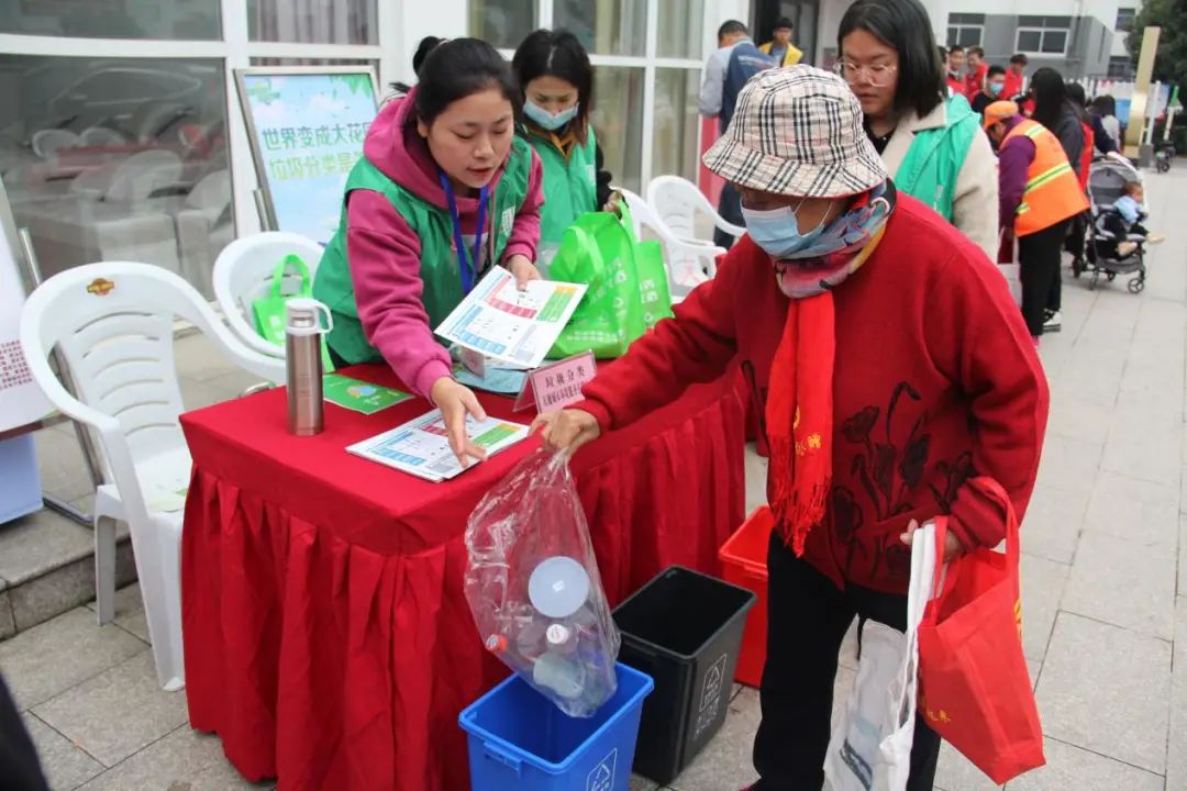 新时代文明实践志愿服务集市开集,新时代文明实践志愿服务授旗仪式