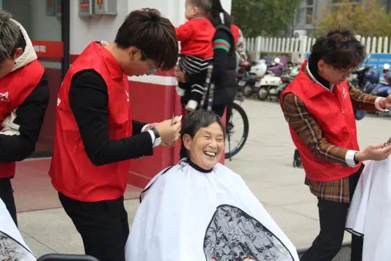 新时代文明实践志愿服务集市开集,新时代文明实践志愿服务授旗仪式